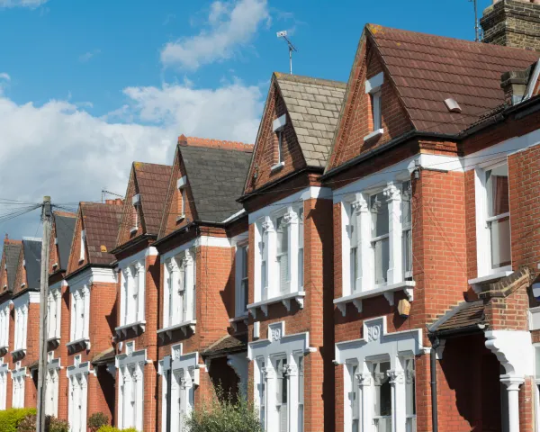 Navigating the UK Housing Market: The Rise of Online Estate Agents